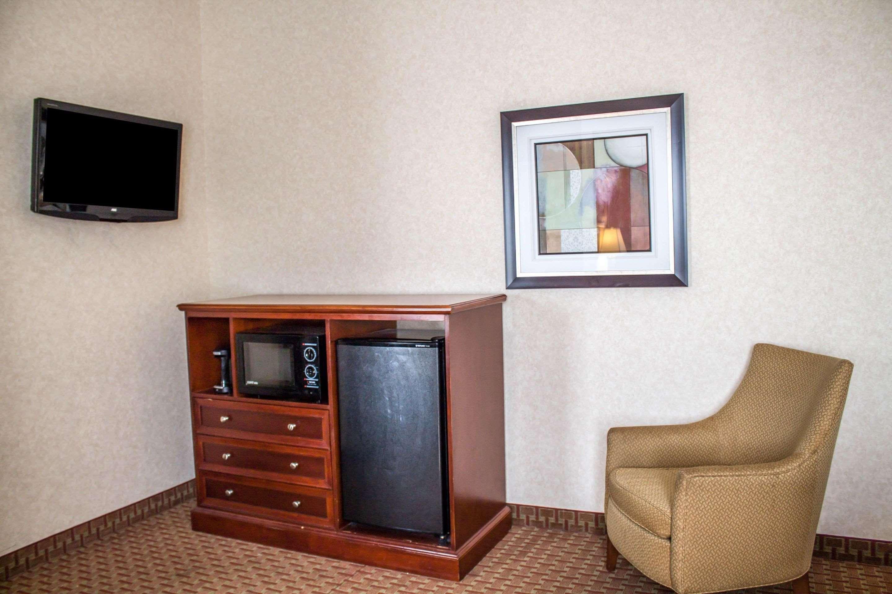 Comfort Inn & Suites Kent - University Area ภายนอก รูปภาพ